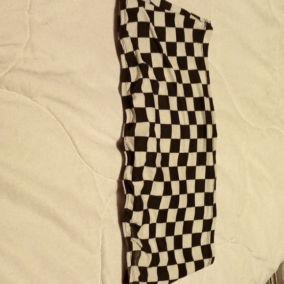 I'm selling a strapless checkered top from shein and is a size 11-12 yr - Picture 2 of 3